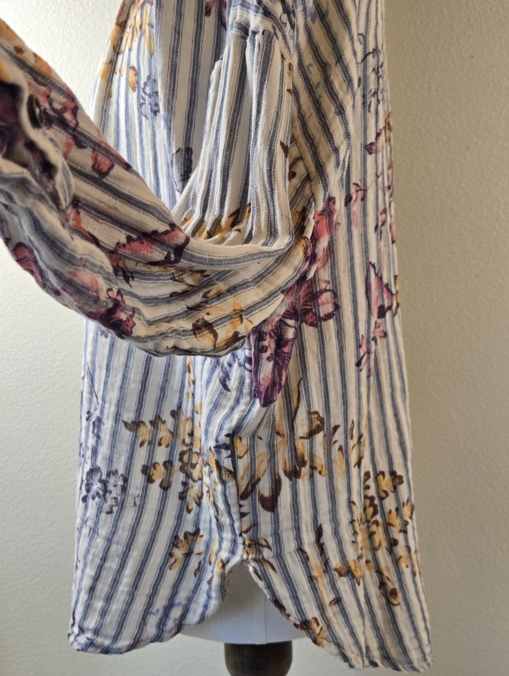 Pilcro Tavi Ruffled Striped Floral Button Down Top Cream Blue Anthropology 1X - Picture 10 of 16